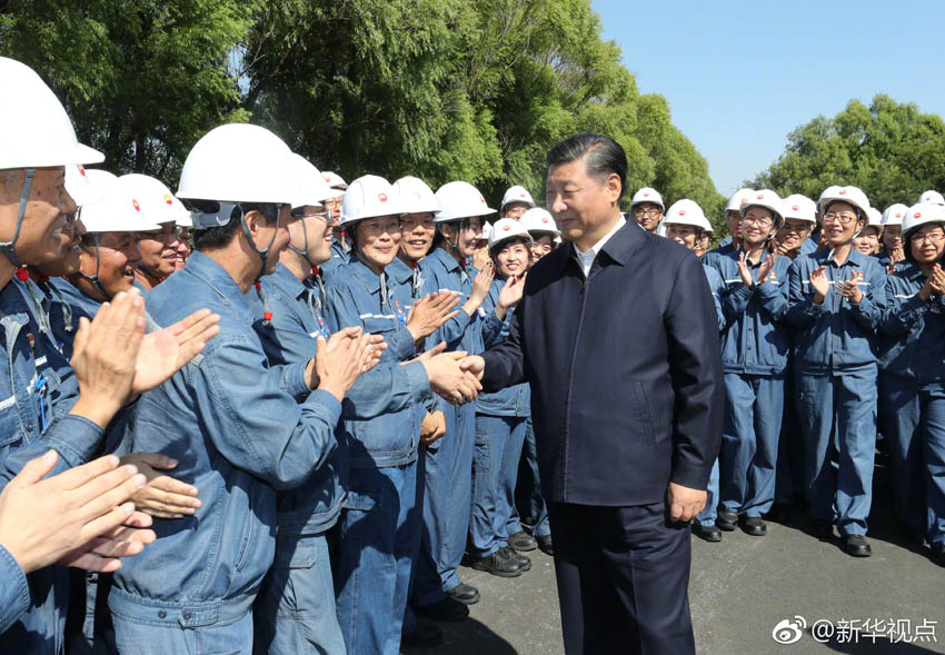 9月27日，中共中央總書記、國家主席、中央軍委主席習近平開始在遼寧考察。這是習近平在中國石油遼陽石化公司同工人親切握手。新華社記者 鞠鵬 攝