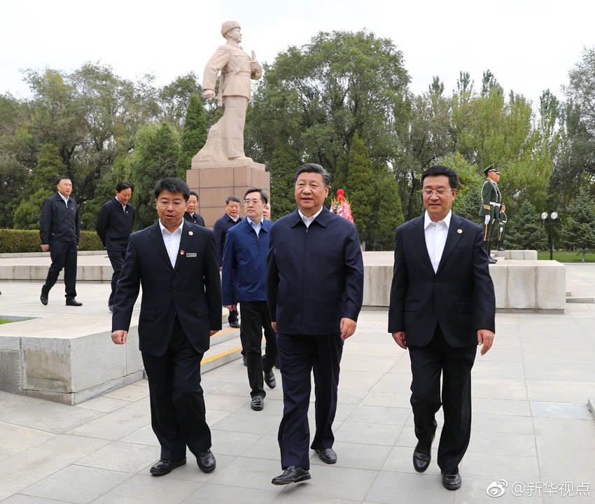 9月28日上午，正在遼寧省考察的習近平總書記乘車前往撫順市。習近平向雷鋒墓敬獻花籃並參觀雷鋒紀念館。