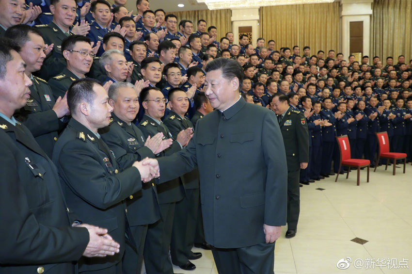 9月27日至28日，中共中央總書記、國家主席、中央軍委主席習近平視察79集團軍，接見駐遼寧部隊副師職以上領導干部。這是28日上午，習近平在沈陽親切接見駐遼寧部隊副師職以上領導干部。新華社記者 李剛 攝