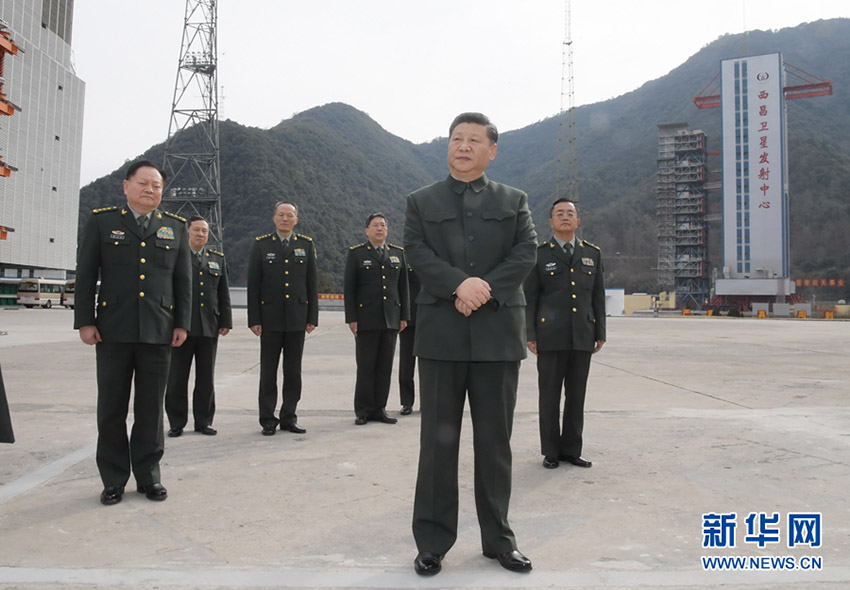 2018年2月10日，中共中央總書記、國家主席、中央軍委主席習(xí)近平來到駐四川部隊(duì)某基地，深入發(fā)射工位和技術(shù)廠房，看望慰問部隊(duì)官兵，代表黨中央和中央軍委，向全體解放軍指戰(zhàn)員、武警部隊(duì)官兵、民兵預(yù)備役人員致以誠摯問候和新春祝福。這是習(xí)近平來到某基地發(fā)射場聽取情況匯報(bào)。新華社記者 李剛 攝