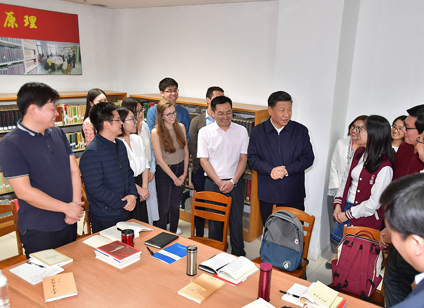 2018年5月2日，中共中央總書記、國家主席、中央軍委主席習近平來到北京大學考察。這是習近平在北京大學馬克思主義學院，與正在就“解讀新時代”進行座談交流的中外學生親切交談。新華社記者 李濤 攝