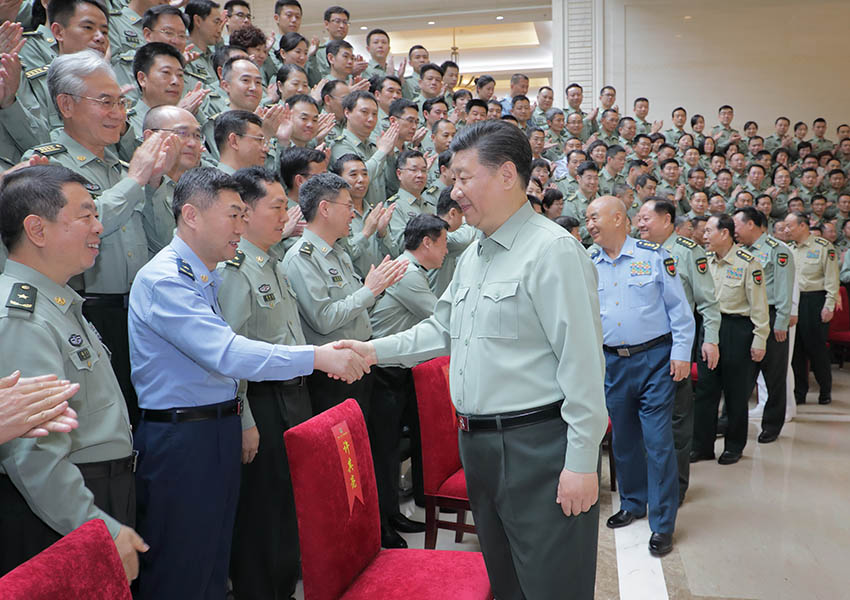 2018年5月16日上午，中共中央總書記、國家主席、中央軍委主席習近平視察軍事科學院，代表黨中央和中央軍委，對軍事科學院第八次黨代表大會的召開表示熱烈的祝賀，向軍事科學院全體同志致以誠摯的問候。這是習近平親切接見軍事科學院第八次黨代會代表。新華社記者 李剛 攝