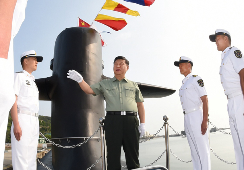 2018年6月11日下午，中共中央總書記、國家主席、中央軍委主席習近平視察北部戰區海軍。這是習近平來到某潛艇部隊，登上潛艇，同艇員親切交談。新華社記者 李剛 攝