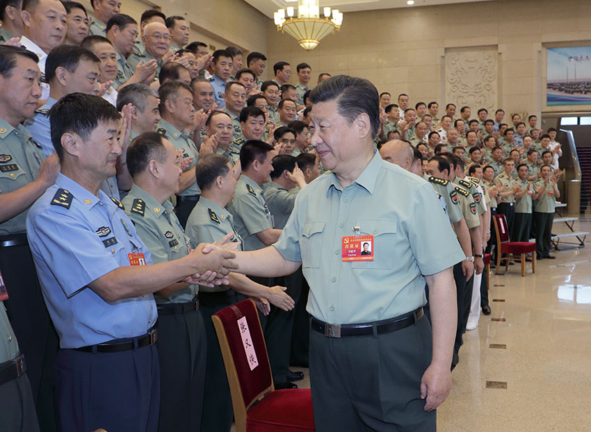 中央軍委黨的建設會議2018年8月17日至19日在北京召開。中共中央總書記、國家主席、中央軍委主席習近平出席會議並發表重要講話。這是習近平親切接見會議代表。 新華社記者 李剛  攝