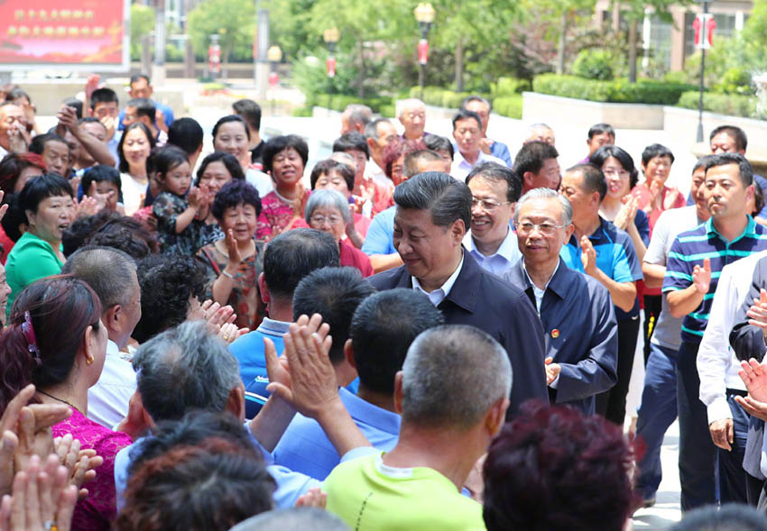 2018年6月12日，中共中央總書記、國家主席、中央軍委主席習近平在山東青島考察。這是習近平在青島市李滄區世園街道上流佳苑社區同居民親切握手。新華社記者 謝環馳 攝