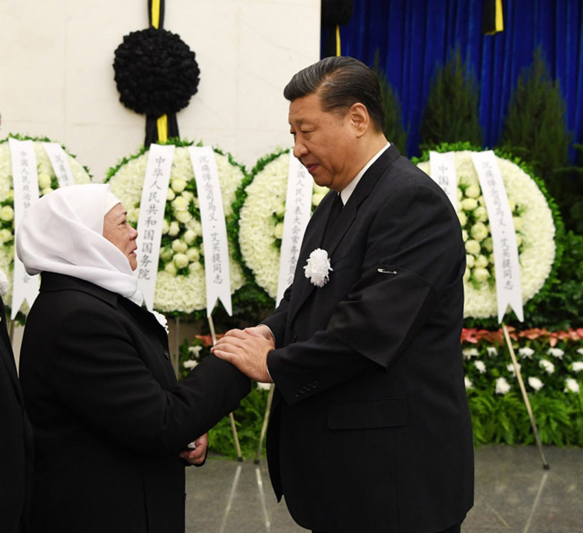 10月18日，司馬義·艾買提同志遺體送別在北京八寶山革命公墓舉行。習近平、栗戰書、汪洋、王滬寧、趙樂際、韓正、王岐山、胡錦濤等前往八寶山送別。這是習近平與司馬義·艾買提親屬握手，表示深切慰問。 新華社記者饒愛民攝