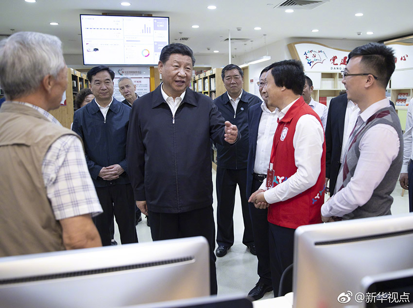 10月24日，中共中央總書記、國家主席、中央軍委主席習近平在深圳考察調研。這是習近平在深圳龍華區民治街道北站社區黨群服務中心同社區工作者和社區居民深入交談。 新華社記者 謝環馳 攝