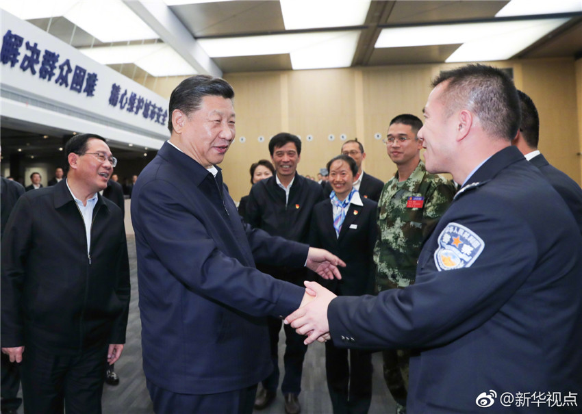 11月6日，中共中央總書記、國家主席、中央軍委主席習(xí)近平在上?？疾臁＿@是習(xí)近平在浦東新區(qū)城市運(yùn)行綜合管理中心同工作人員親切握手。 新華社記者 謝環(huán)馳 攝