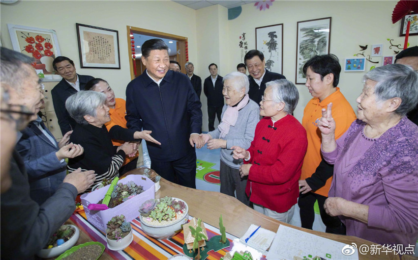 11月6日，中共中央總書記、國家主席、中央軍委主席習近平在上海考察。這是習近平在虹口區市民驛站嘉興路街道第一分站托老所同老年居民親切交談。 新華社記者 李濤 攝