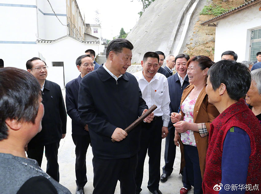 2018年4月24日下午，中共中央總書記、國家主席、中央軍委主席習近平來到緊鄰三峽大壩的宜昌市夷陵區太平溪鎮許家沖村，了解這個移民村的變遷和發展特色產業等情況。這是習近平接過村民洗衣用的棒槌，與村民親切交流。新華社記者 鞠鵬 攝