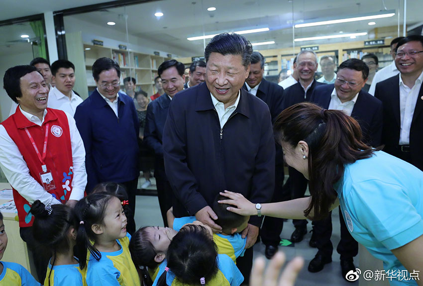 10月24日，中共中央總書記、國家主席、中央軍委主席習近平在深圳考察調研。這是習近平在深圳龍華區民治街道北站社區兒童之家同孩子們打招呼。 新華社記者 鞠鵬 攝