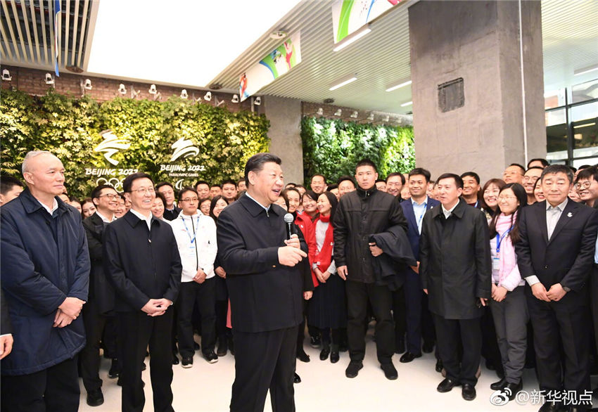 2月1日，中共中央總書記、國家主席、中央軍委主席習(xí)近平在北京看望慰問基層干部群眾，考察北京冬奧會、冬殘奧會籌辦工作。這是1日下午，習(xí)近平在石景山首鋼園區(qū)冬奧組委辦公樓，看望慰問北京冬奧組委工作人員和志願者代表。新華社記者 謝環(huán)馳 攝