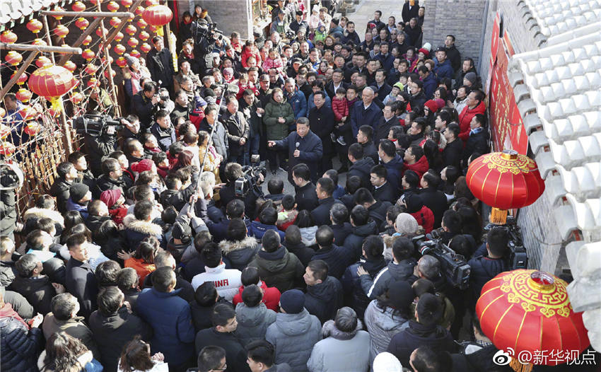 2月1日，中共中央總書記、國家主席、中央軍委主席習(xí)近平在北京看望慰問基層干部群眾，考察北京冬奧會、冬殘奧會籌辦工作。這是1日上午，習(xí)近平在前門東區(qū)草廠四條胡同給大家拜年，並向全國各族人民致以新春祝福。新華社記者 丁海濤 攝