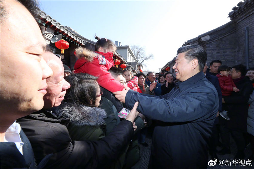 2月1日，中共中央總書記、國家主席、中央軍委主席習近平在北京看望慰問基層干部群眾，考察北京冬奧會、冬殘奧會籌辦工作。這是1日上午，習近平來到前門東區草廠四條胡同看望慰問群眾。新華社記者 鞠鵬 攝