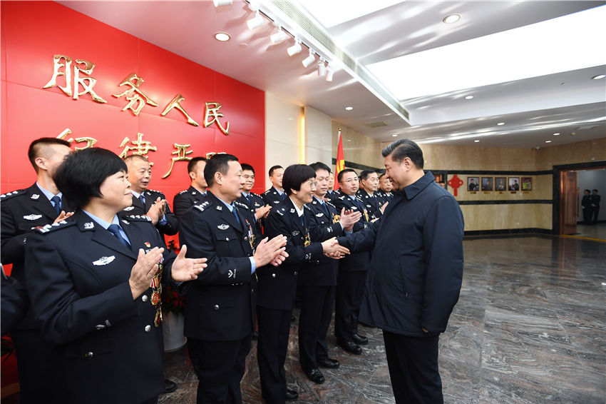 2月1日，中共中央總書記、國家主席、中央軍委主席習近平在北京看望慰問基層干部群眾，考察北京冬奧會、冬殘奧會籌辦工作。這是1日上午，習近平在北京市公安局，同公安英模和干警代表一一握手，向全國廣大公安干警致以新春祝福。新華社記者 謝環馳 攝