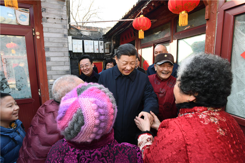 2月1日，中共中央總書記、國家主席、中央軍委主席習(xí)近平在北京看望慰問基層干部群眾，考察北京冬奧會(huì)、冬殘奧會(huì)籌辦工作。這是1日上午，習(xí)近平來到前門東區(qū)草廠四條胡同看望慰問群眾。新華社記者 謝環(huán)馳 攝