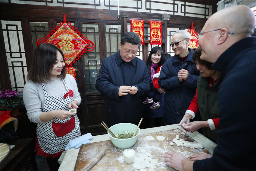 2月1日，中共中央總書記、國家主席、中央軍委主席習近平在北京看望慰問基層干部群眾，考察北京冬奧會、冬殘奧會籌辦工作。這是1日上午，習近平在前門東區草廠四條胡同，同朱茂錦一家人包餃子、聊家常。新華社記者 鞠鵬 攝