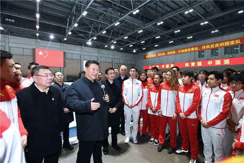 2月1日，中共中央總書記、國家主席、中央軍委主席習(xí)近平在北京看望慰問基層干部群眾，考察北京冬奧會(huì)、冬殘奧會(huì)籌辦工作。這是1日下午，習(xí)近平在國家冬季運(yùn)動(dòng)訓(xùn)練中心勉勵(lì)正在訓(xùn)練備戰(zhàn)的運(yùn)動(dòng)員、教練員。新華社記者 謝環(huán)馳 攝