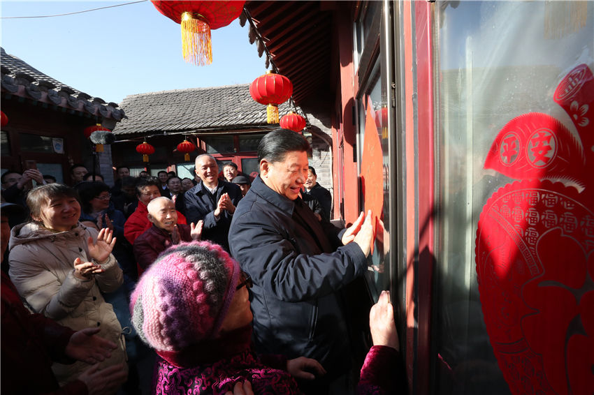 2月1日，中共中央總書記、國家主席、中央軍委主席習近平在北京看望慰問基層干部群眾，考察北京冬奧會、冬殘奧會籌辦工作。這是1日上午，習近平在前門東區草廠四條胡同32號院，高興地拿起一幅“福”字，親自貼到門上，給這裡的老街坊們拜年。新華社記者 鞠鵬 攝