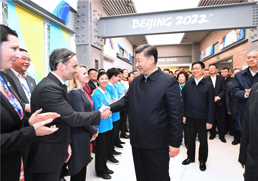 2月1日，中共中央總書記、國家主席、中央軍委主席習近平在北京看望慰問基層干部群眾，考察北京冬奧會、冬殘奧會籌辦工作。這是1日下午，習近平在石景山首鋼園區冬奧組委辦公樓，看望慰問北京冬奧組委工作人員和志願者代表。新華社記者 謝環馳 攝