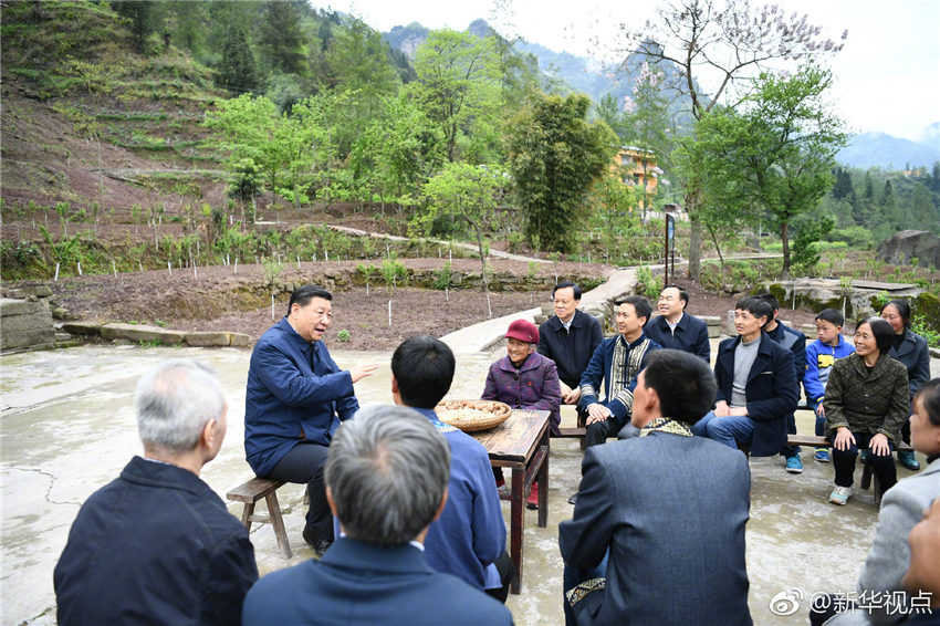 4月15日至17日，中共中央總書記、國家主席、中央軍委主席習近平在重慶考察，並主持召開解決“兩不愁三保障”突出問題座談會。這是4月15日下午，習近平在石柱土家族自治縣中益鄉華溪村同村民代表、基層干部、扶貧干部、鄉村醫生等圍坐在一起，共話脫貧攻堅。新華社記者 謝環馳 攝