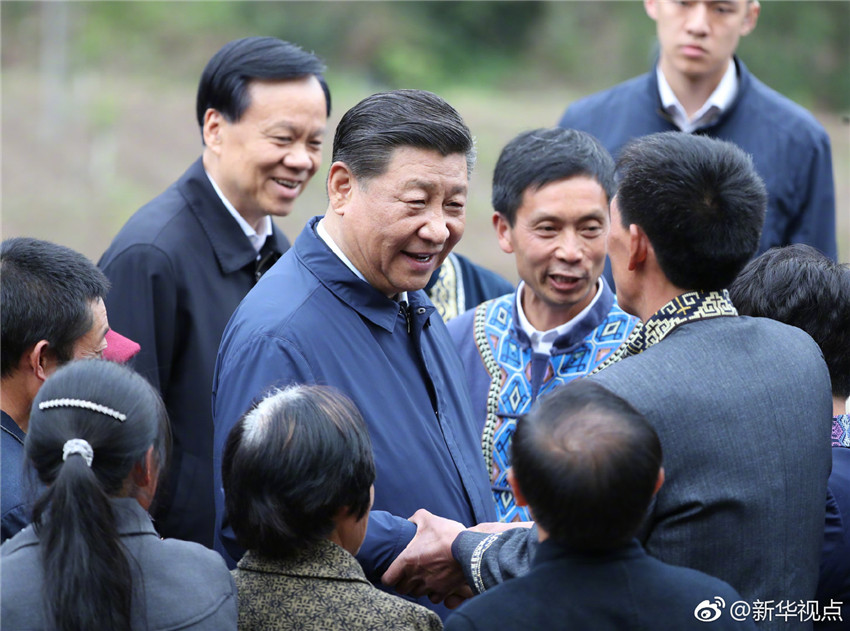 4月15日至17日，中共中央總書記、國家主席、中央軍委主席習(xí)近平在重慶考察，並主持召開解決“兩不愁三保障”突出問題座談會(huì)。這是4月15日下午，習(xí)近平在石柱土家族自治縣中益鄉(xiāng)華溪村同村民親切交流。新華社記者 丁海濤 攝