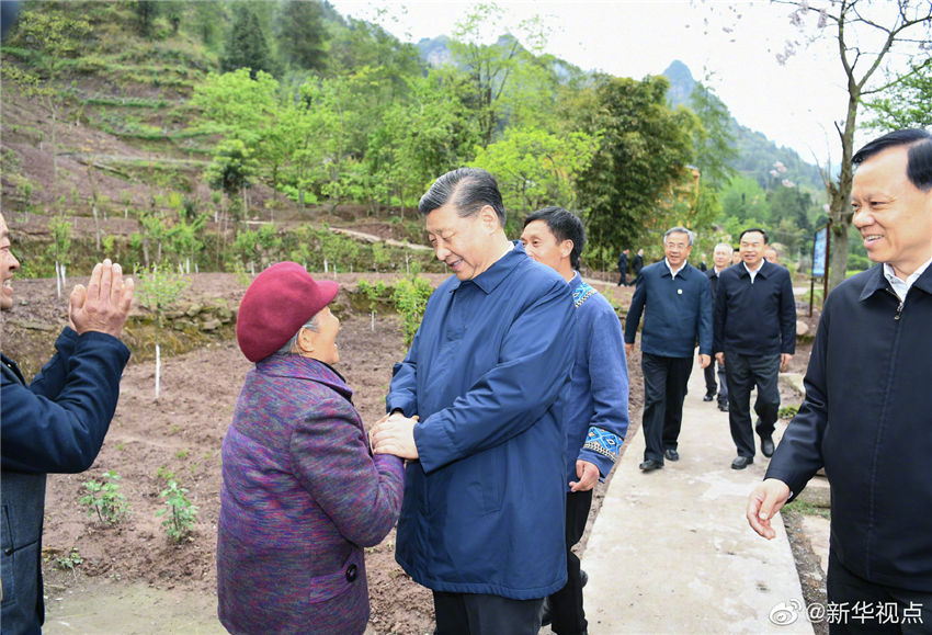 4月15日至17日，中共中央總書記、國家主席、中央軍委主席習(xí)近平在重慶考察，並主持召開解決“兩不愁三保障”突出問題座談會(huì)。這是4月15日下午，習(xí)近平在石柱土家族自治縣中益鄉(xiāng)華溪村看望老黨員、已脫貧戶馬培清一家。新華社記者 謝環(huán)馳 攝