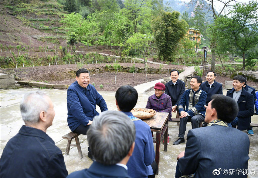 4月15日，中共中央總書記、國家主席、中央軍委主席習近平在重慶考察調(diào)研。這是習近平在石柱土家族自治縣中益鄉(xiāng)華溪村村民、老黨員馬培清家中，同村民代表、扶貧干部圍坐院中，共話脫貧攻堅。 新華社記者 謝環(huán)馳 攝