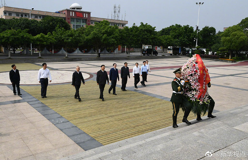 5月20日，正在江西考察調(diào)研的中共中央總書(shū)記、國(guó)家主席、中央軍委主席習(xí)近平，來(lái)到中央紅軍長(zhǎng)征集結(jié)出發(fā)地贛州市於都縣，向中央紅軍長(zhǎng)征出發(fā)紀(jì)念碑敬獻(xiàn)花籃。新華社記者 謝環(huán)馳 攝