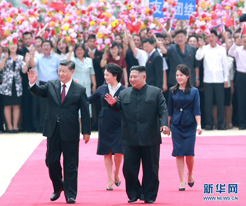 6月20日，中共中央總書記、國家主席習近平乘專機抵達平壤，開始對朝鮮民主主義人民共和國進行國事訪問。朝鮮勞動黨委員長、國務委員會委員長金正恩和夫人李雪主到機場熱情迎接習近平和夫人彭麗媛。朝方在機場舉行隆重歡迎儀式。 新華社記者 龐興雷 攝