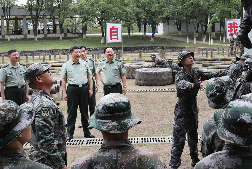 2019年5月21日，中共中央總書記、國家主席、中央軍委主席習(xí)近平到陸軍步兵學(xué)院視察。這是習(xí)近平觀看學(xué)員進(jìn)行極限訓(xùn)練。新華社記者 李剛 攝