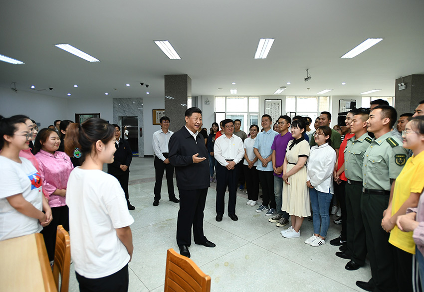 7月16日，中共中央總書記、國家主席、中央軍委主席習近平在內(nèi)蒙古考察並指導開展“不忘初心、牢記使命”主題教育。這是習近平在內(nèi)蒙古大學圖書館同學生們親切交談，勉勵他們志存高遠、腳踏實地、發(fā)奮圖強。 新華社記者 謝環(huán)馳 攝