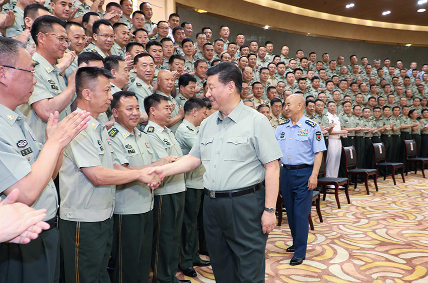 7月16日，中共中央總書記、國家主席、中央軍委主席習近平在內蒙古考察並指導開展“不忘初心、牢記使命”主題教育。這是習近平在呼和浩特親切接見駐內蒙古部隊副師職以上領導干部和團級單位主官，代表黨中央和中央軍委向駐內蒙古部隊全體官兵致以誠摯問候。 新華社記者 李剛 攝