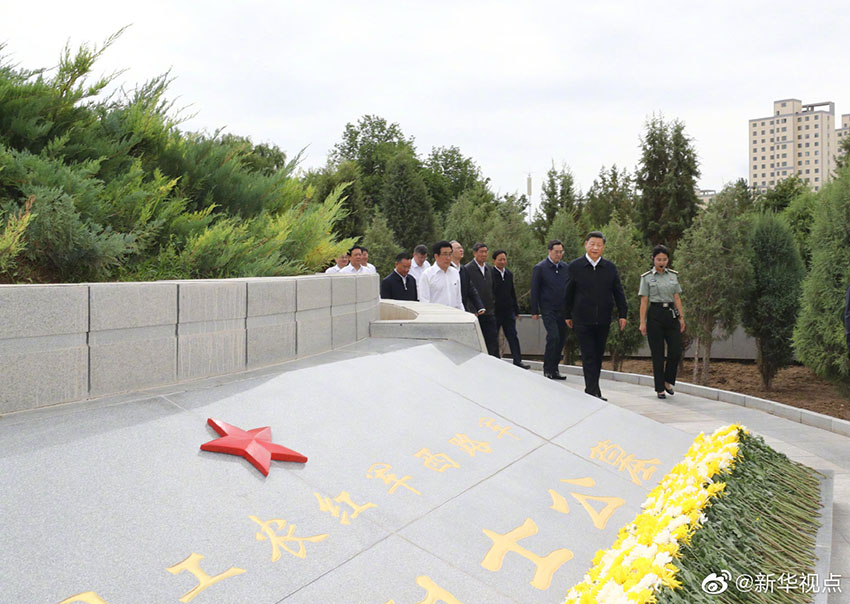 8月20日上午，中共中央總書記、國家主席、中央軍委主席習近平來到甘肅省張掖市高臺縣，瞻仰中國工農紅軍西路軍紀念碑和陣亡烈士公墓，向西路軍革命先烈敬獻花籃，並參觀了中國工農紅軍西路軍紀念館。 新華社記者 鞠鵬 攝