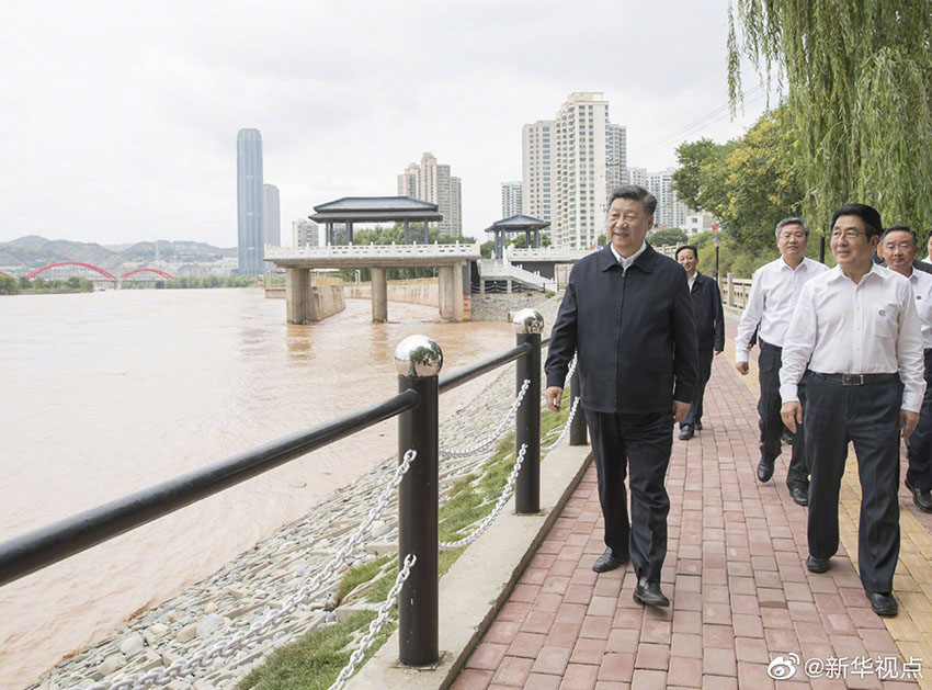 8月19日至22日，中共中央總書記、國家主席、中央軍委主席習近平在甘肅考察。這是21日下午，習近平在蘭州市黃河治理蘭鐵泵站項目點，沿步道察看黃河兩岸生態修復和景觀建設情況。 新華社記者 王曄 攝