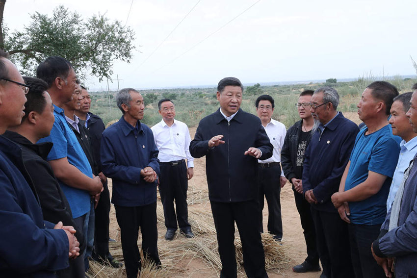 8月19日至22日，中共中央總書記、國家主席、中央軍委主席習近平在甘肅考察。這是21日上午，習近平在武威市古浪縣八步沙林場同“六老漢”代表及林場職工親切交談。 新華社記者 鞠鵬 攝