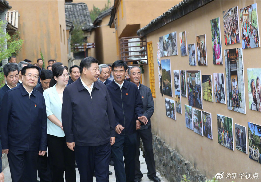 9月16日，中共中央總書記、國家主席、中央軍委主席習近平來到河南省新縣田鋪鄉(xiāng)田鋪大塆，了解這裡依托紅色旅游資源，打造創(chuàng)客小鎮(zhèn)、發(fā)展鄉(xiāng)村旅游業(yè)、推動鄉(xiāng)村振興等情況。 新華社記者 鞠鵬 攝