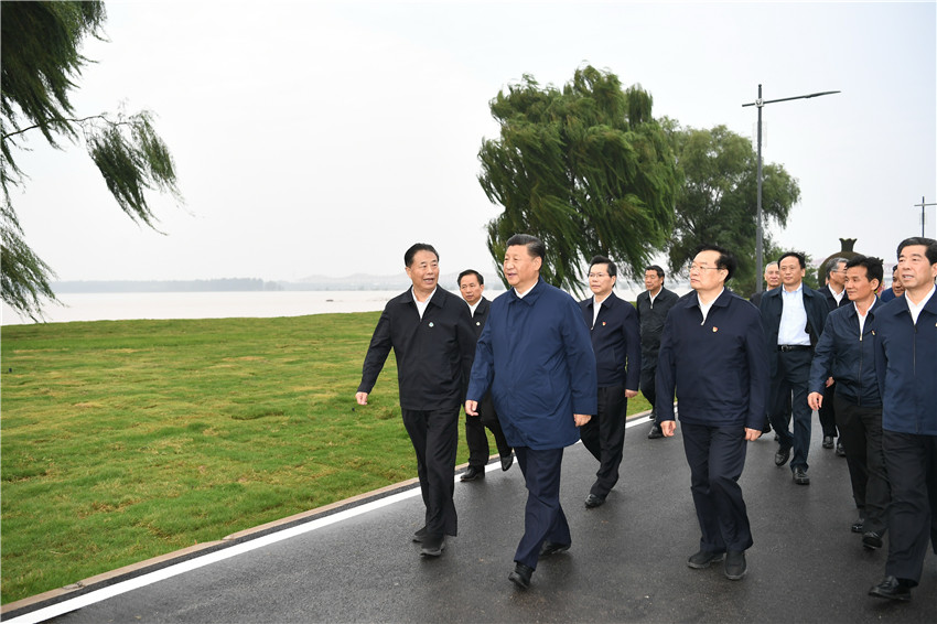 9月18日上午，中共中央總書記、國家主席、中央軍委主席習近平在鄭州主持召開黃河流域生態保護和高質量發展座談會並發表重要講話。這是座談會前，習近平於17日下午在鄭州黃河國家地質公園，沿黃河岸邊步行察看周邊環境，了解沿黃地區生態保護、水資源利用、堤防建設和防洪形勢等情況。 新華社記者 謝環馳 攝