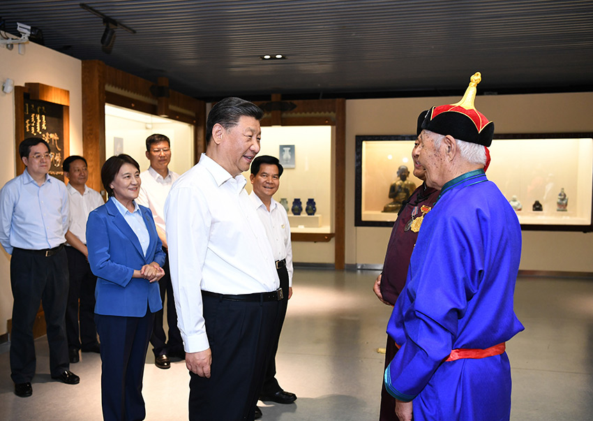 7月15日，中共中央總書記、國家主席、中央軍委主席習近平赴內蒙古自治區考察調研。這是習近平在赤峰市喀喇沁旗馬鞍山林場了解生態文明建設情況。 新華社記者 謝環馳 攝