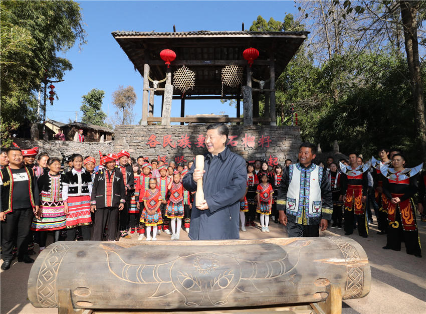 1月19日至21日，中共中央總書記、國家主席、中央軍委主席習(xí)近平來到雲(yún)南，看望慰問各族干部群眾，向全國人民致以新春祝福。這是19日下午，習(xí)近平在騰沖市清水鄉(xiāng)三家村中寨司莫拉佤族村廣場上，敲響三聲佤族木鼓，祝福來年風(fēng)調(diào)雨順、國泰民安。新華社記者 鞠鵬 攝