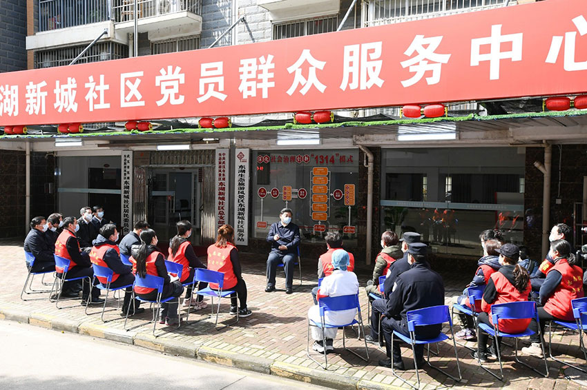 3月10日，中共中央總書記、國家主席、中央軍委主席習近平專門赴湖北省武漢市考察新冠肺炎疫情防控工作。這是習近平在東湖新城社區黨群服務中心，同社區工作者、基層民警、衛生服務站醫生、下沉干部、志願者等親切交流。 新華社記者 謝環馳 攝