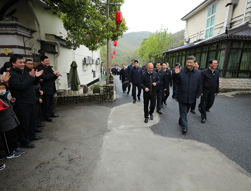 3月30日，中共中央總書記、國家主席、中央軍委主席習近平在浙江省安吉縣天荒坪鎮余村考察，了解該村多年來踐行“綠水青山就是金山銀山”理念、推動綠色發展發生的巨大變化。 新華社記者 鞠鵬 攝