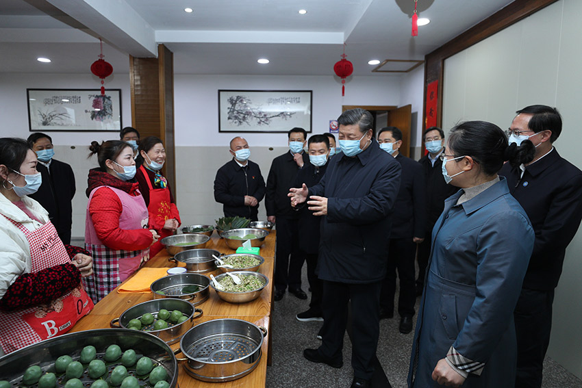 3月30日，中共中央總書記、國(guó)家主席、中央軍委主席習(xí)近平在浙江省安吉縣天荒坪鎮(zhèn)余村考察，同村民們親切交談，了解該村多年來踐行“綠水青山就是金山銀山”理念、推動(dòng)綠色發(fā)展發(fā)生的巨大變化。 新華社記者 鞠鵬 攝