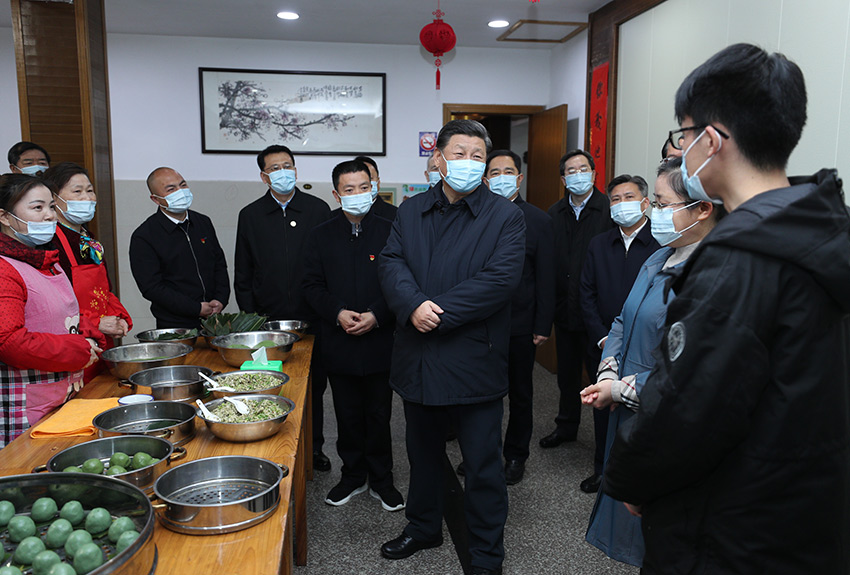 3月30日，中共中央總書記、國家主席、中央軍委主席習近平在浙江省安吉縣天荒坪鎮余村考察，同村民們親切交談，了解該村多年來踐行“綠水青山就是金山銀山”理念、推動綠色發展發生的巨大變化。 新華社記者 鞠鵬 攝