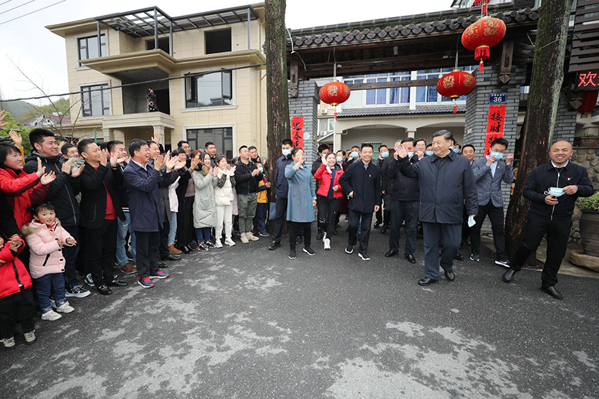 3月30日，中共中央總書記、國家主席、中央軍委主席習近平在浙江省安吉縣天荒坪鎮余村考察，同村民們親切交談，了解該村多年來踐行“綠水青山就是金山銀山”理念、推動綠色發展發生的巨大變化。 新華社記者 鞠鵬 攝