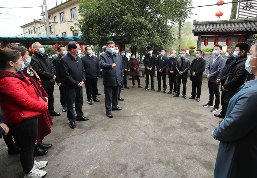 3月30日，中共中央總書記、國家主席、中央軍委主席習近平在浙江省安吉縣天荒坪鎮余村考察，同村民們親切交談，了解該村多年來踐行“綠水青山就是金山銀山”理念、推動綠色發展發生的巨大變化。 新華社記者 鞠鵬 攝