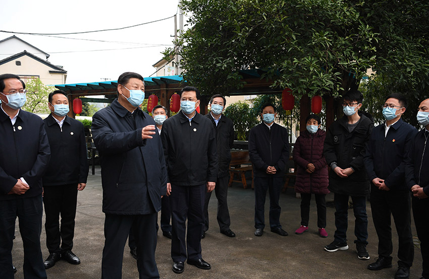 3月30日，中共中央總書記、國家主席、中央軍委主席習近平在浙江省安吉縣天荒坪鎮余村考察，同村民們親切交談，了解該村多年來踐行“綠水青山就是金山銀山”理念、推動綠色發展發生的巨大變化。 新華社記者 燕雁 攝