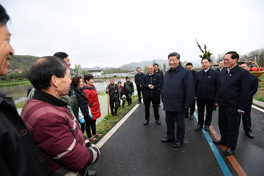 3月30日，中共中央總書記、國家主席、中央軍委主席習近平在浙江省安吉縣天荒坪鎮余村考察，同村民們親切交談，了解該村多年來踐行“綠水青山就是金山銀山”理念、推動綠色發展發生的巨大變化。 新華社記者 申宏 攝