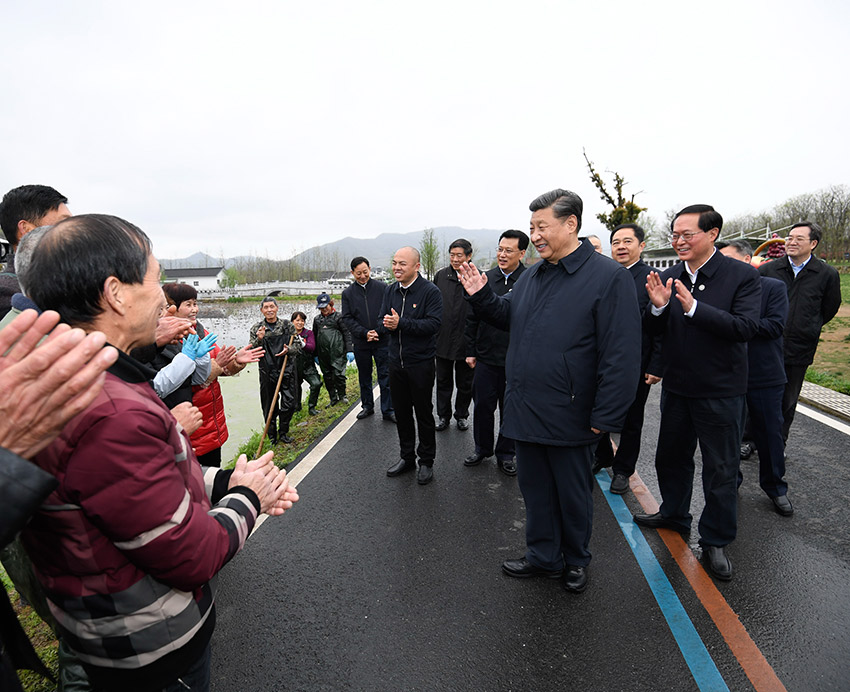 3月30日，中共中央總書記、國(guó)家主席、中央軍委主席習(xí)近平在浙江省安吉縣天荒坪鎮(zhèn)余村考察，同村民們親切交談，了解該村多年來踐行“綠水青山就是金山銀山”理念、推動(dòng)綠色發(fā)展發(fā)生的巨大變化。 新華社記者 申宏 攝