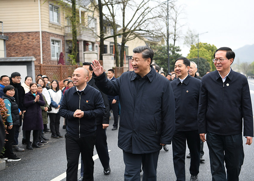 3月30日，中共中央總書記、國家主席、中央軍委主席習(xí)近平在浙江省安吉縣天荒坪鎮(zhèn)余村考察，了解該村多年來踐行“綠水青山就是金山銀山”理念、推動綠色發(fā)展發(fā)生的巨大變化。 新華社記者 燕雁 攝